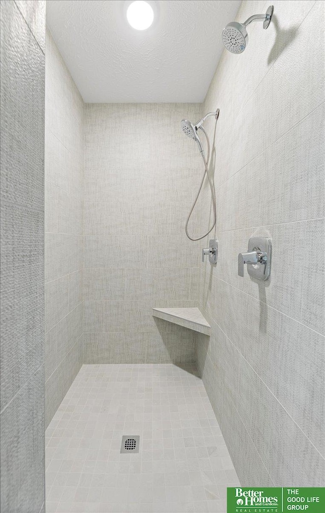 full bathroom featuring tiled shower