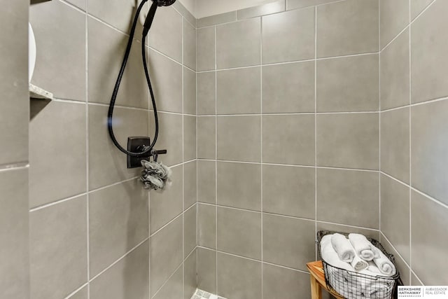 room details featuring a tile shower