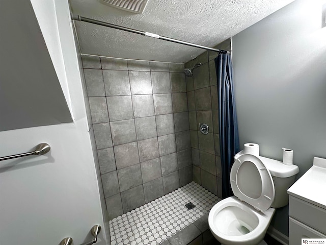 full bath featuring a textured ceiling, visible vents, toilet, and a stall shower