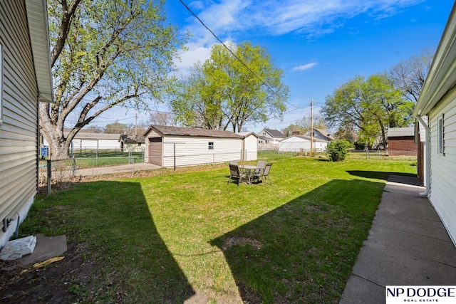 view of yard featuring fence and an outbuilding