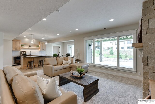 living area featuring visible vents, plenty of natural light, recessed lighting, and baseboards