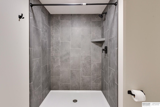 bathroom featuring tiled shower