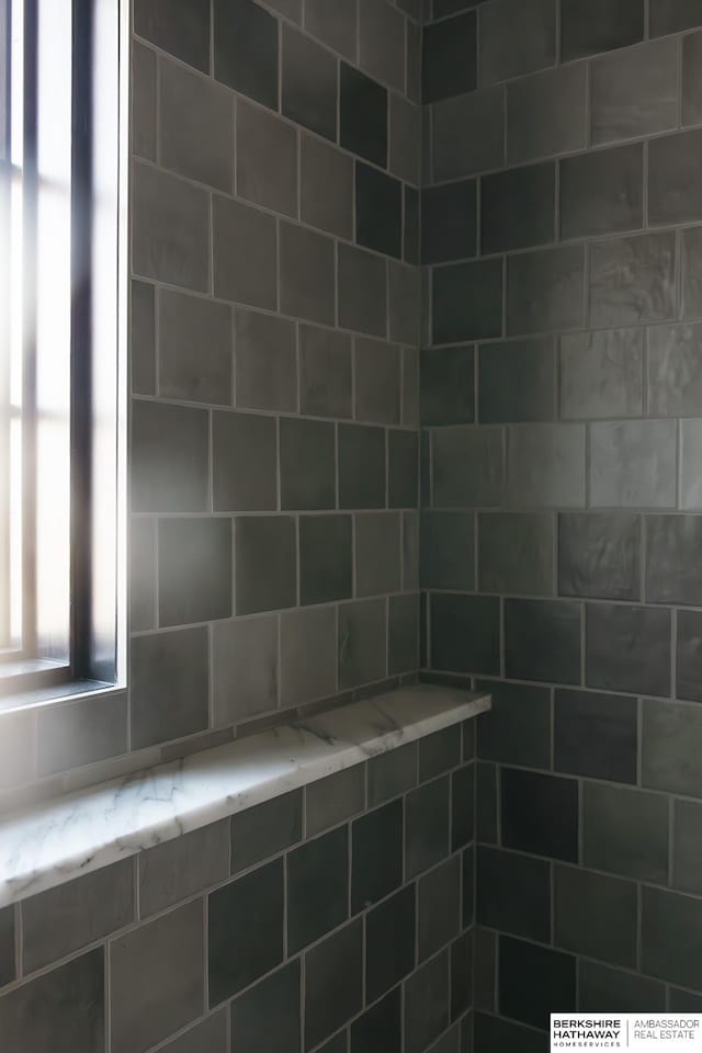 bathroom featuring tiled shower