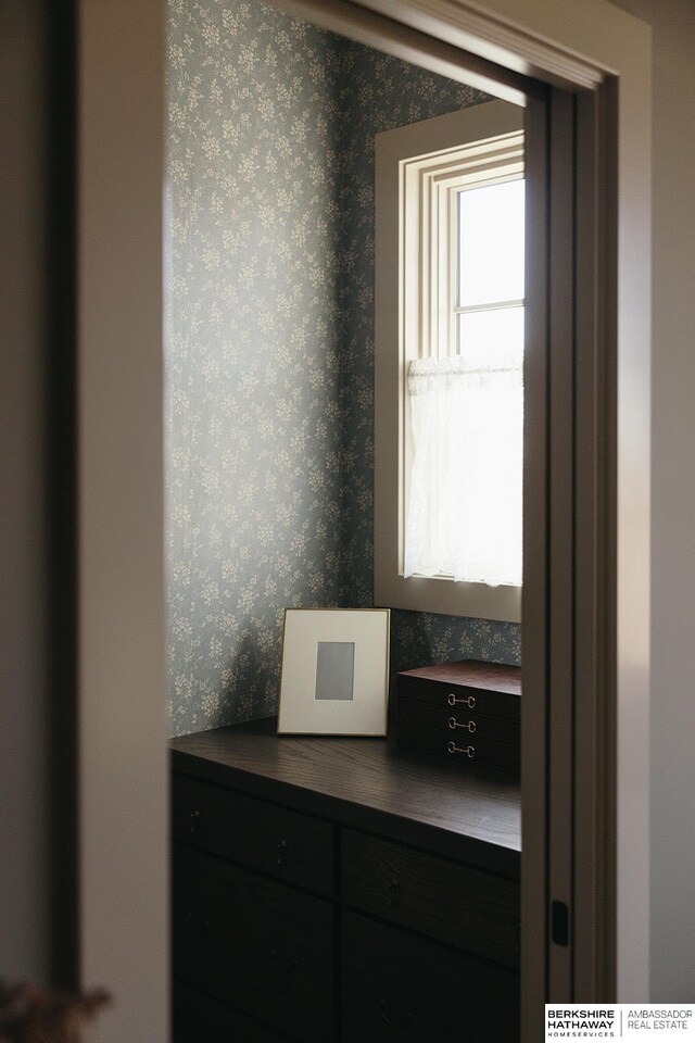 room details featuring wallpapered walls