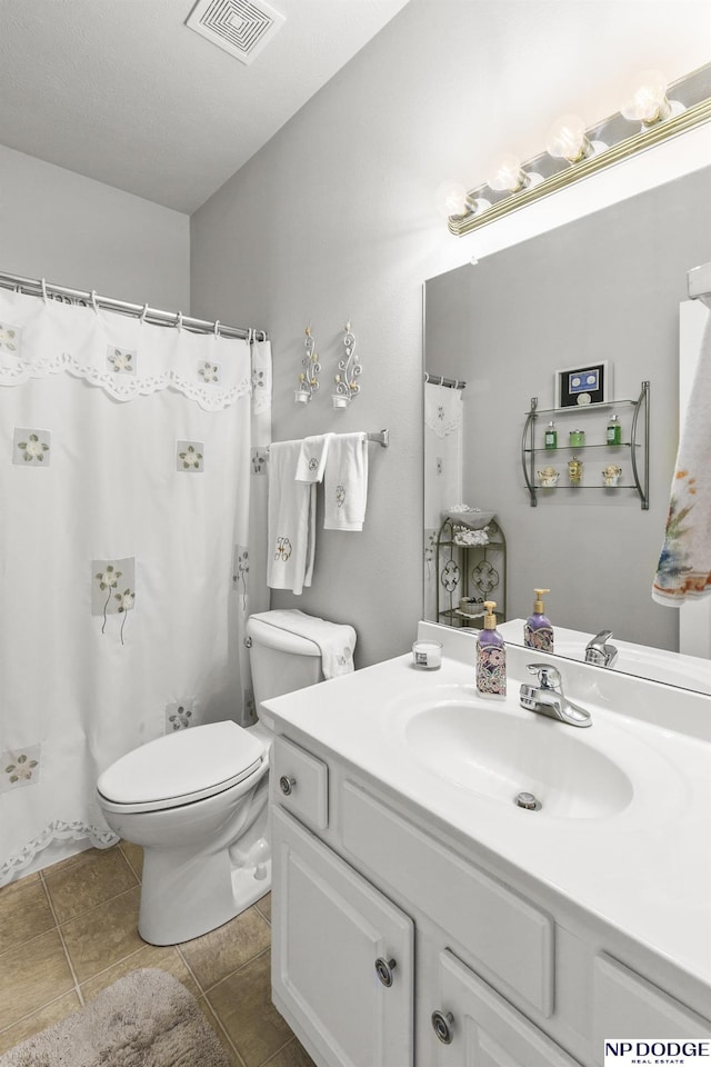 full bath with tile patterned flooring, a shower with curtain, toilet, vanity, and visible vents