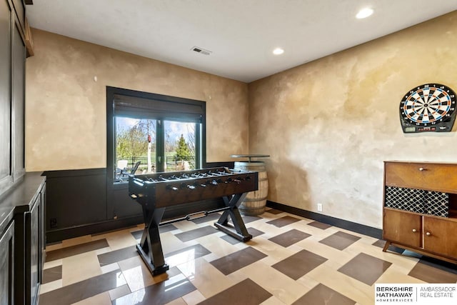 playroom featuring baseboards, visible vents, light floors, and recessed lighting