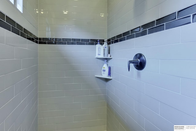 bathroom featuring a tile shower