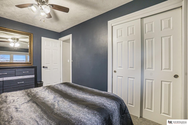 bedroom with a ceiling fan, a textured ceiling, a closet, and carpet floors