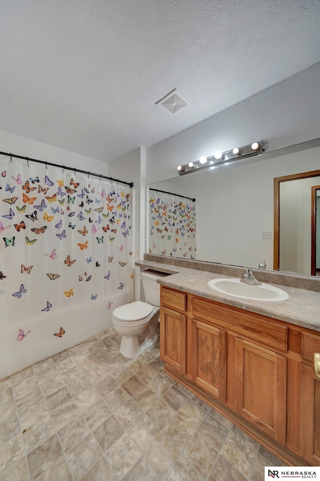 1521 Morton St, Lincoln, NE 68521 - full bath featuring toilet, vanity, and a textured ceiling