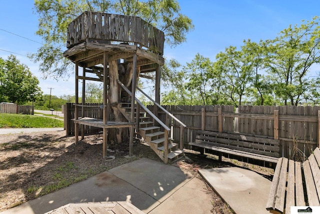 1500 Burnham St, Lincoln, NE 68502 - fenced backyard featuring stairway