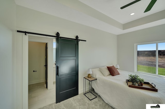 bedroom with recessed lighting, a ceiling fan, a barn door, and baseboards