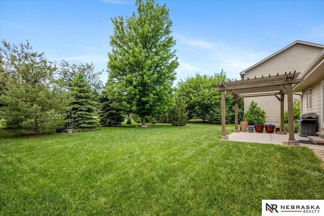 view of grassy yard featuring a patio area and a pergola
