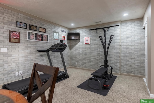 workout room with baseboards, visible vents, and carpet floors