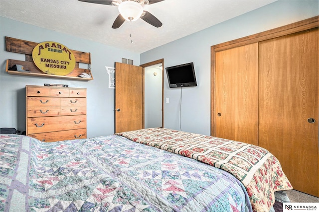 bedroom with carpet flooring, a ceiling fan, and a closet