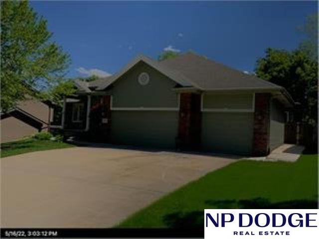 view of front facade featuring driveway and an attached garage