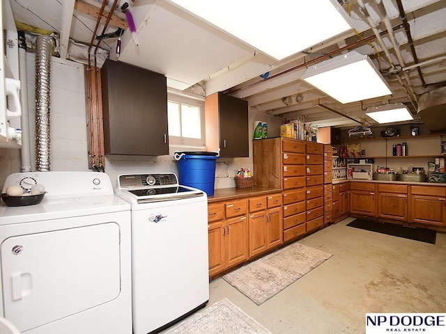 3615 N 60th St, Omaha, NE 68104 - laundry area featuring washer and clothes dryer and cabinet space