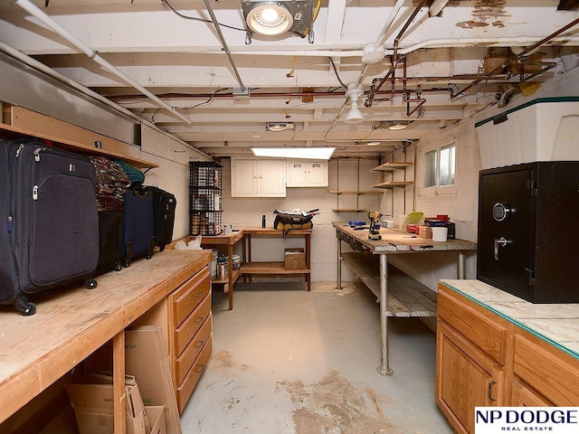 3615 N 60th St, Omaha, NE 68104 - basement with a workshop area