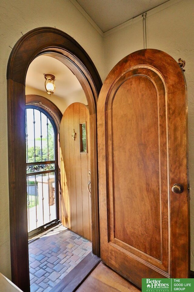 5506 Howard St, Omaha, NE 68106 - entryway with arched walkways and ornamental molding