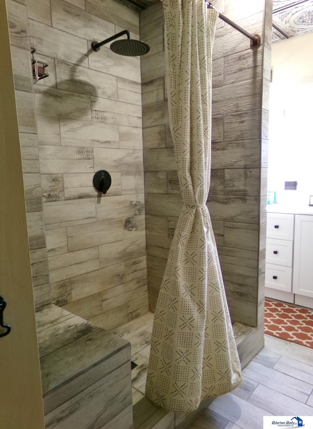 bathroom featuring a tile shower