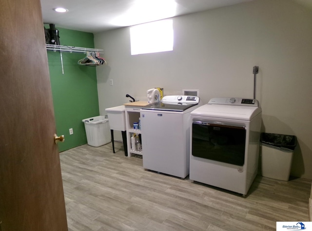 washroom with light wood-type flooring, recessed lighting, independent washer and dryer, and laundry area