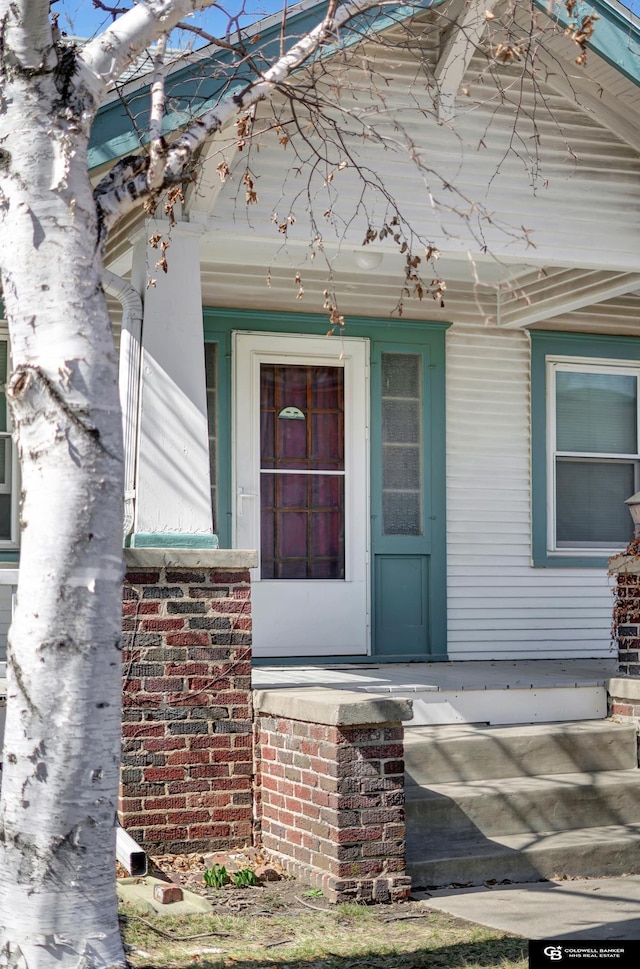 property entrance with covered porch