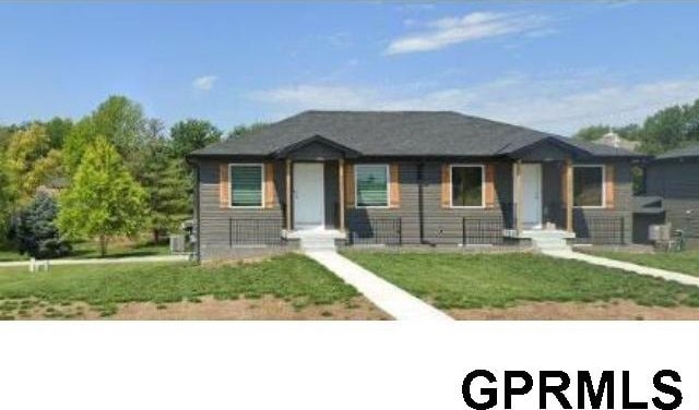 bungalow featuring a front lawn
