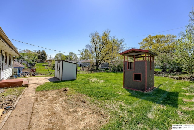 view of yard featuring a storage unit and an outdoor structure