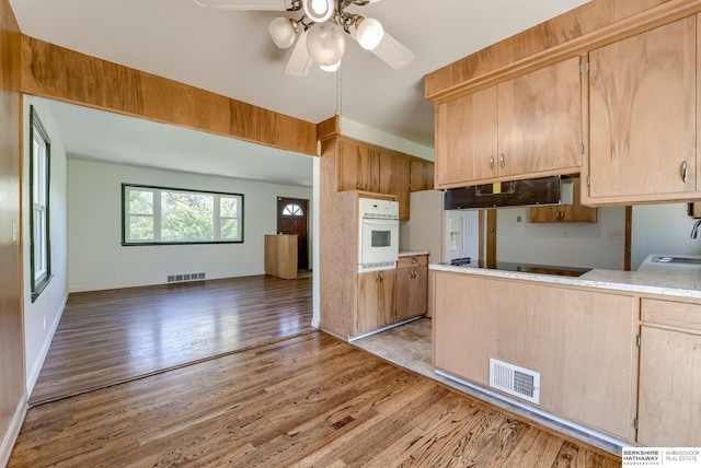 kitchen with visible vents, under cabinet range hood, ceiling fan, and oven