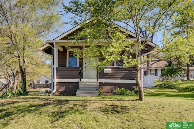 view of front of property featuring a front yard and covered porch