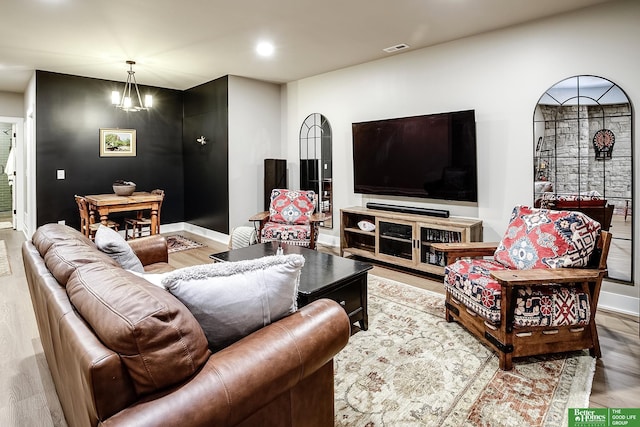 living room featuring visible vents, recessed lighting, baseboards, and wood finished floors