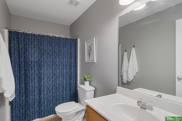 full bathroom featuring toilet, a shower with curtain, visible vents, and vanity