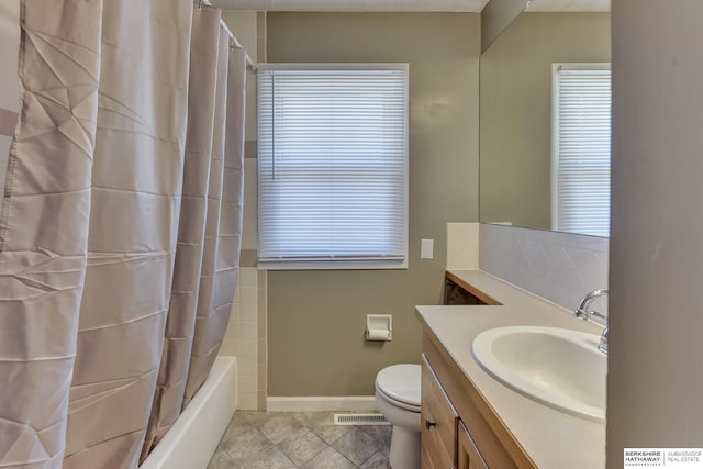 full bath featuring visible vents, vanity, shower / bath combination with curtain, toilet, and baseboards