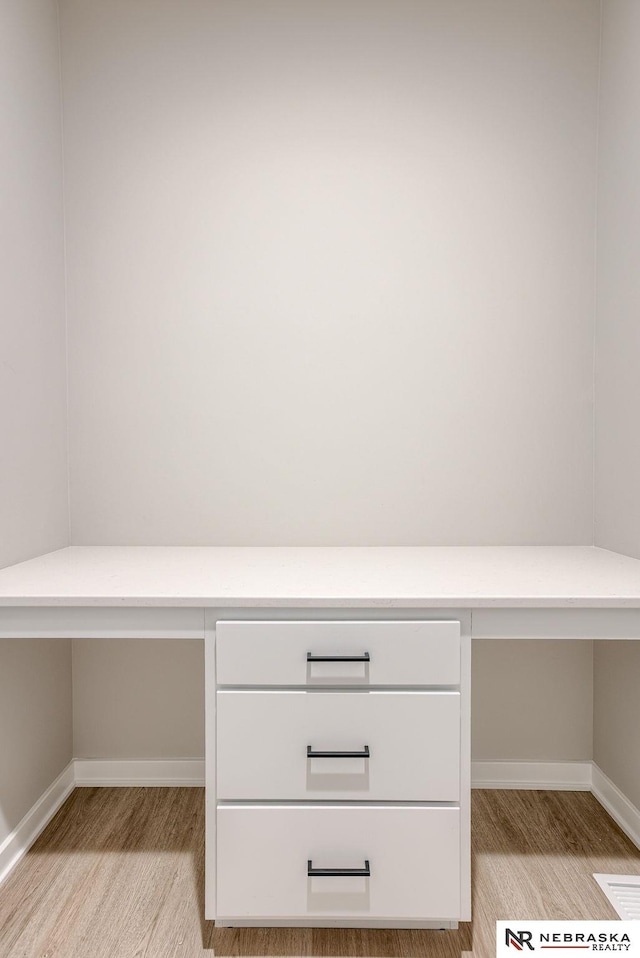 room details featuring baseboards and built in study area