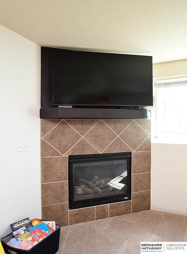 details featuring a glass covered fireplace