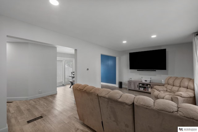 living room featuring visible vents, recessed lighting, light wood-style flooring, and baseboards