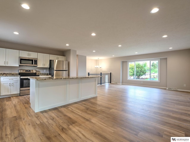 kitchen with visible vents, light wood-style floors, open floor plan, recessed lighting, and stainless steel appliances