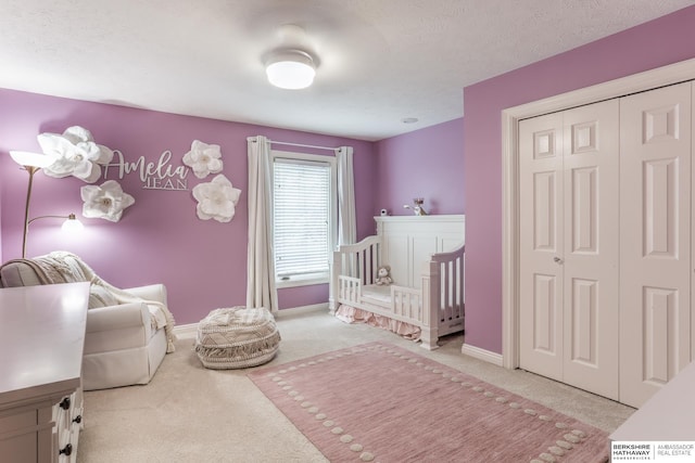 bedroom featuring baseboards, carpet, and a closet