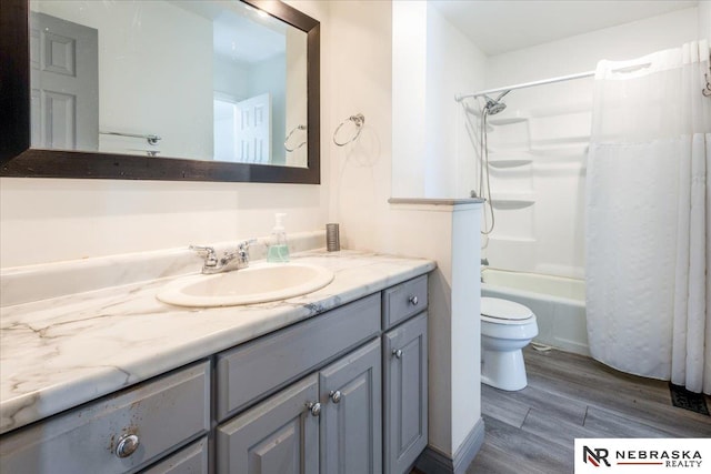 full bath featuring vanity, shower / bathtub combination with curtain, toilet, and wood finished floors