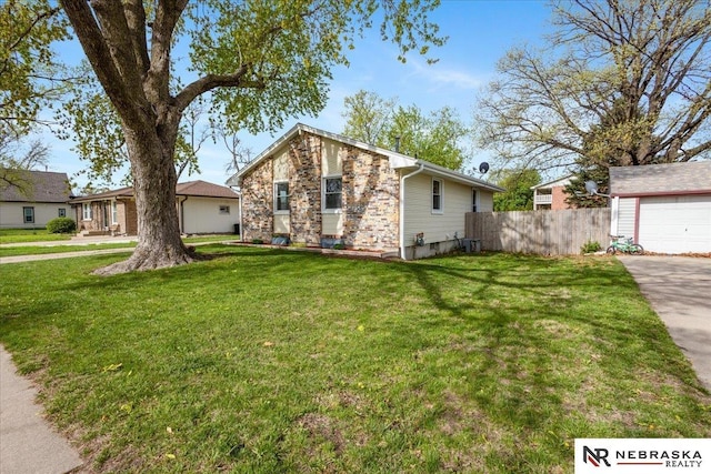 mid-century modern home with fence, driveway, and a front lawn