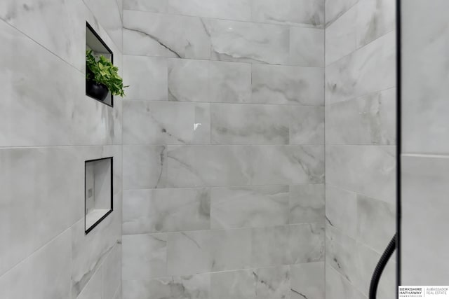 room details featuring a tile shower