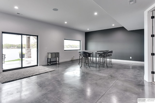dining space with recessed lighting, baseboards, visible vents, and finished concrete floors