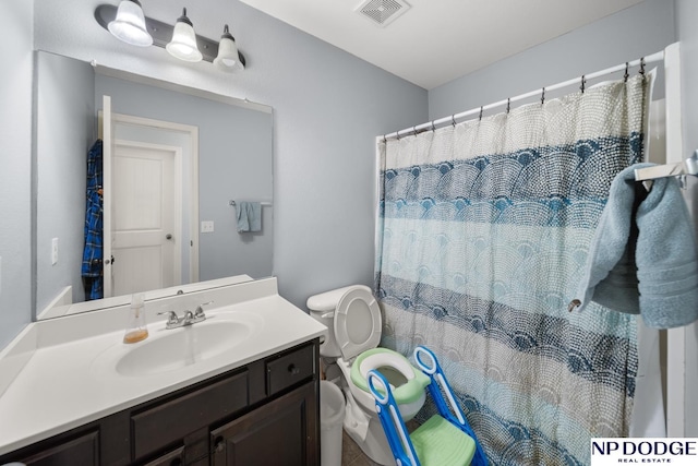 full bath featuring toilet, a shower with curtain, visible vents, and vanity