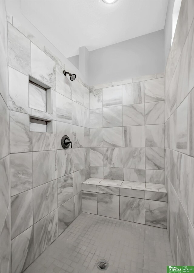 full bathroom featuring tiled shower