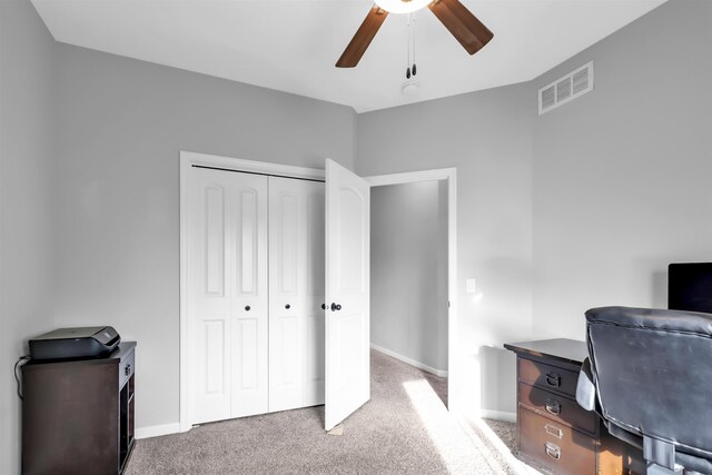 office space featuring carpet flooring, a ceiling fan, baseboards, and visible vents