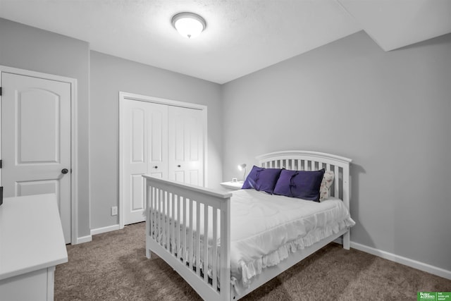 bedroom featuring a closet, baseboards, and carpet flooring