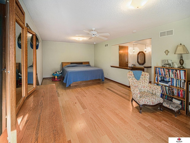 1521 Kingston Rd, Lincoln, NE 68506 - bedroom featuring a textured ceiling, a ceiling fan, wood finished floors, and visible vents