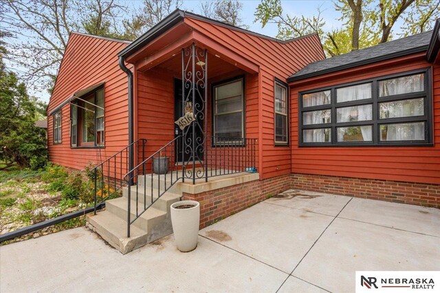 view of front of house featuring a patio