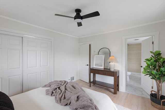 bedroom with crown molding, a closet, light wood-style flooring, and visible vents