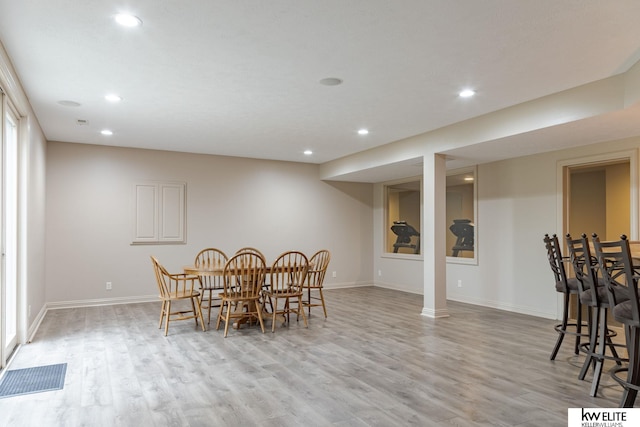dining space featuring recessed lighting, baseboards, light wood finished floors, and visible vents
