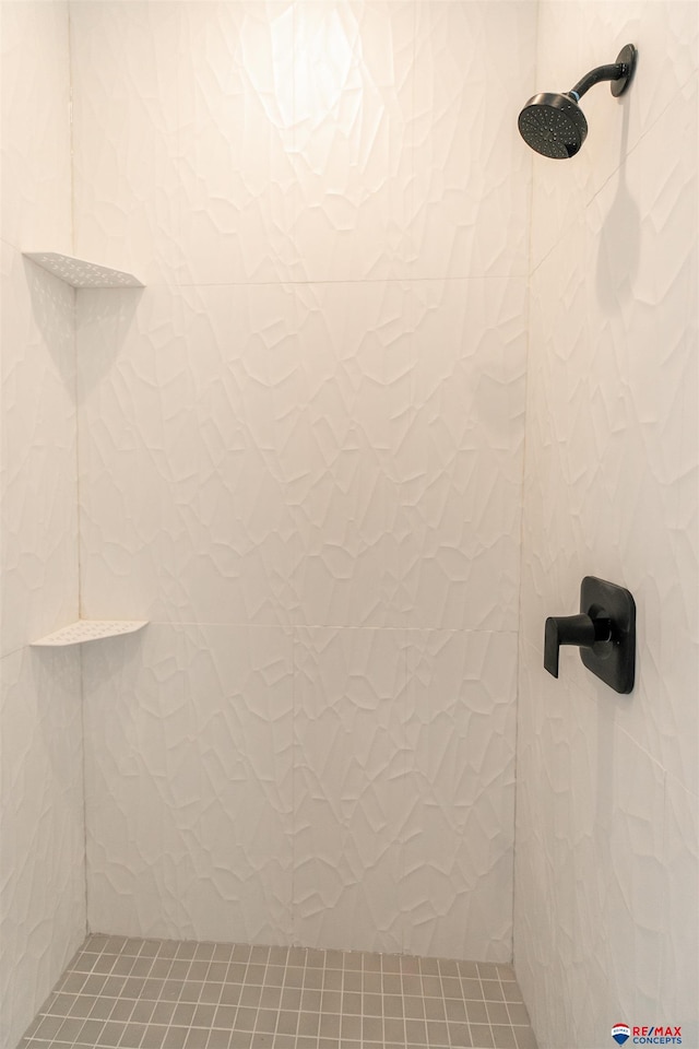 bathroom featuring tiled shower